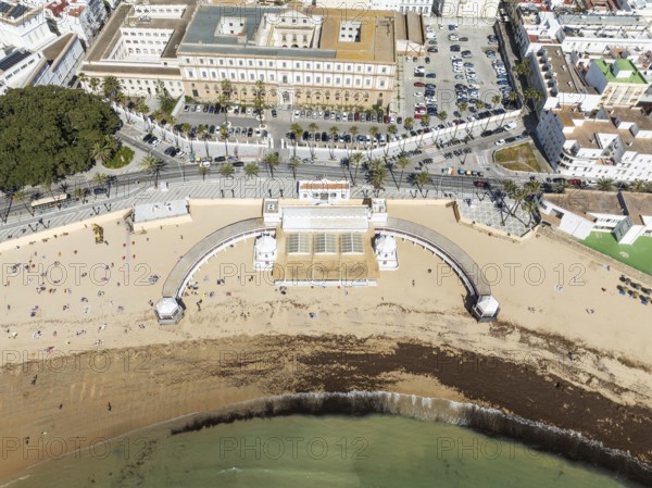 The old quarter of the town of Cádiz. Prominent the Caleta beach and the old Balneario de la Palma.