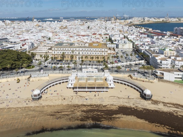 The town of Cádiz with the old quarter in the foreground. Prominent the Caleta beach and the old