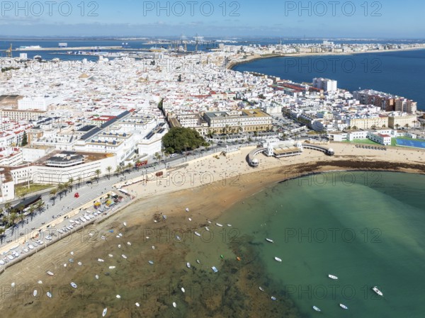 The town of Cádiz with the old quarter in the foreground. Prominent the Caleta beach, the old