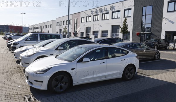 Tesla vehicles parked at the Tesla Centre Berlin Schönefeld, 28.09.2025, Schönefeld, Brandenburg,