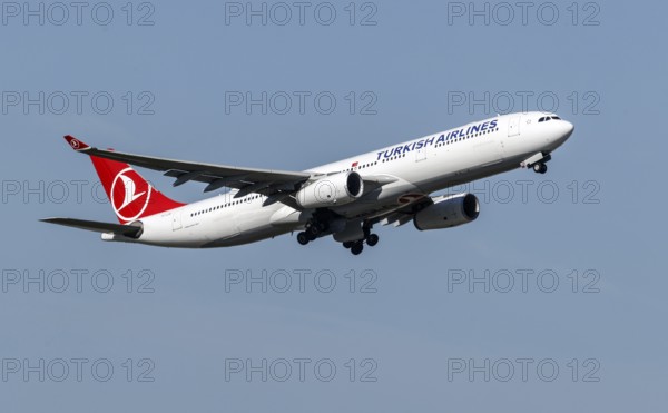 An Airbus A320-300 of Turkish Airlines takes off, Schönefeld, 28/09/2025, Schönefeld, Brandenburg,
