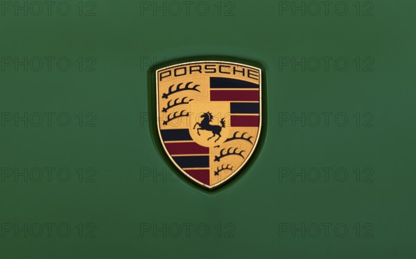 Crest, logo, emblem, on Porsche Macan GTS, viper green, green, Stuttgart, Baden-Württemberg,