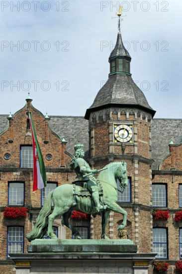 Jan Wellem equestrian statue, town hall on the market square, Old Town, Düsseldorf, Rhineland,