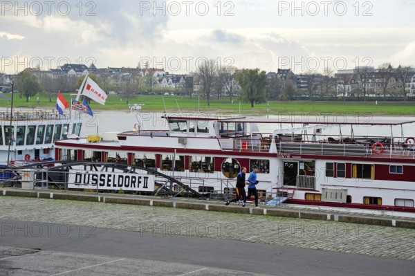 Excursion boats on the banks of the Tonhalle, behind them the Niederkassel district on the other