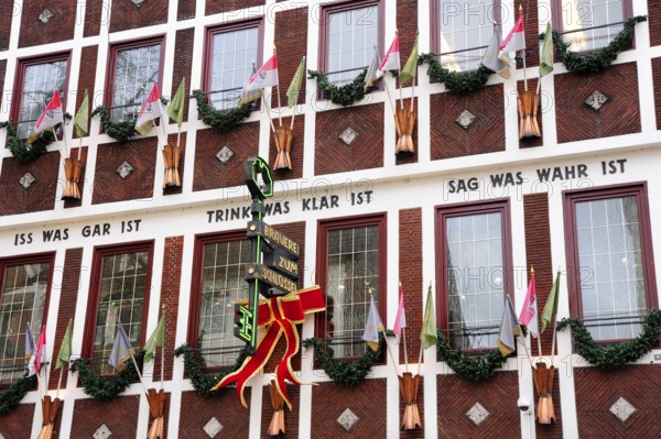Alt-Bier Brauerei Zum Schlüssel, facade with Christmas decorations in the historic city centre,