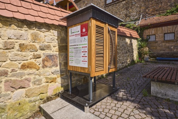 Fairteiler-Schrank Foodsharing.de, Foodsharing-Schrank, sustainability, quarry stone wall, pavement