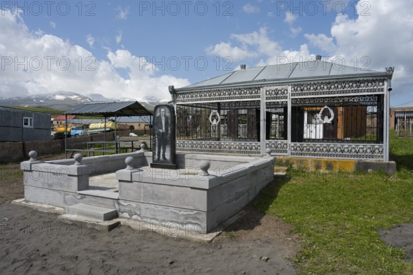 A decorated tomb next to an ornate pavilion on a green lawn, cemetery, Rya Taza, Ria Taza,