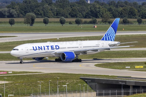 A United Airlines Boeing 777-200ER aircraft with the registration number N78002 at Munich Airport,