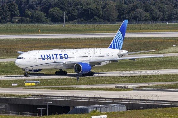 A United Airlines Boeing 777-200ER aircraft with the registration number N792UA at Munich Airport,