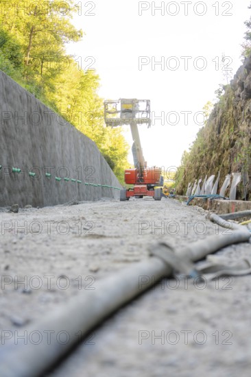 A working platform stands on a construction site between high concrete walls, Hermann Hessebahn