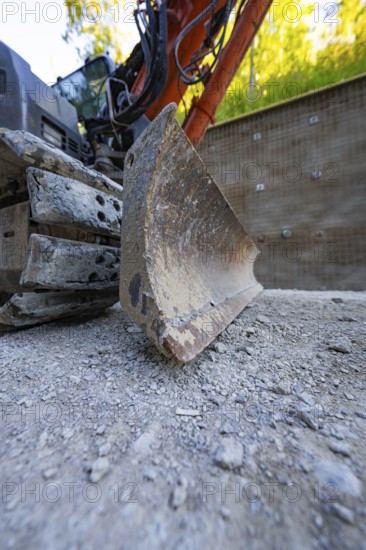 Close-up view of an excavator and its worn shovel on a construction site, Hermann Hessebahn