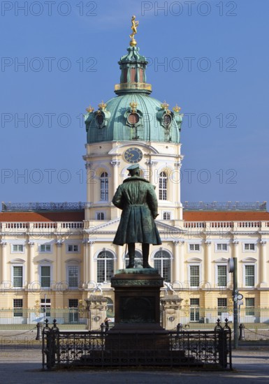 Charlottenburg Palace on Spanndauer Damm, seen from the Schlosstasse with the monument to Albrecht