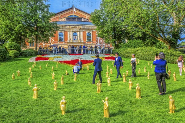 Sculptures of Richard Wagner and King Ludwig II in front of the festival theatre on the Green Hill