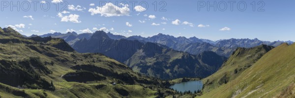 Mountain panorama from Zeigersattel to Seealpsee, on the left Höfats 2259m, in the centre the