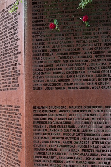 Pinned roses, name wall made of steel plates with a total of 2908 laser-engraved names of former