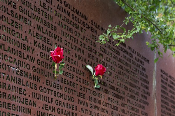 Pinned roses, name wall made of steel plates with a total of 2908 laser-engraved names of former