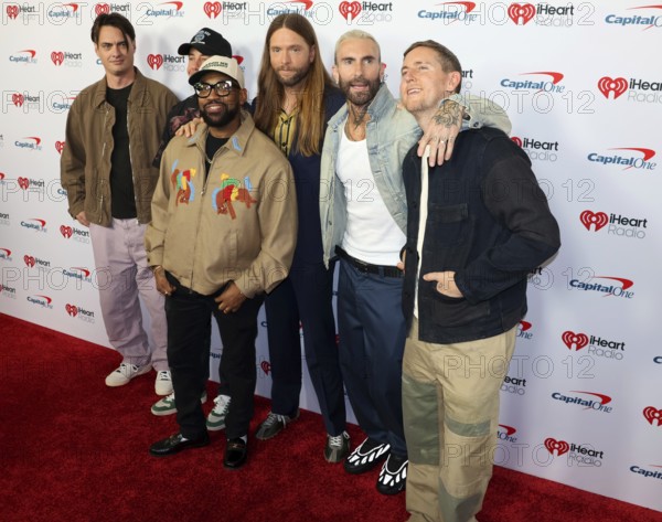Sam Farrar, Matt Flynn, Paul PJ Morton, James Valentine, Adam Levine and Jesse Carmichael of Maroon