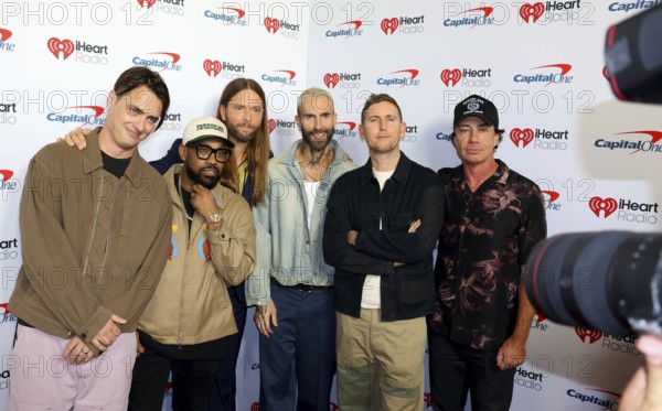 Sam Farrar, Matt Flynn, Paul PJ Morton, James Valentine, Adam Levine and Jesse Carmichael of Maroon