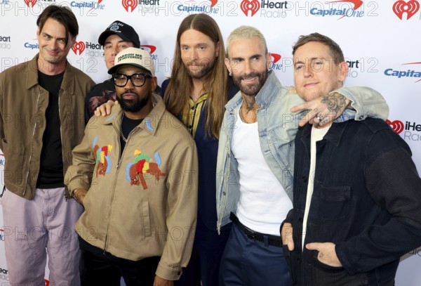 Sam Farrar, Matt Flynn, Paul PJ Morton, James Valentine, Adam Levine and Jesse Carmichael of Maroon