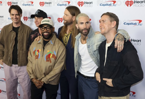 Sam Farrar, Matt Flynn, Paul PJ Morton, James Valentine, Adam Levine and Jesse Carmichael of Maroon