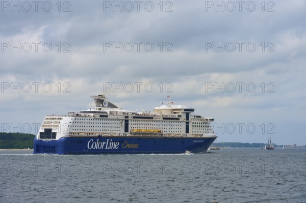 Large cruise ship under a cloudy sky on the open sea, Windjammer Parade Kiel 2025, Heikendorf, Plön