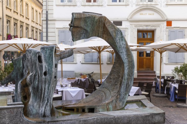 Sume fountain in front of restaurant, Plaza Mercado del Heno Heumarkt, Heidelberg, Kurpfalz,