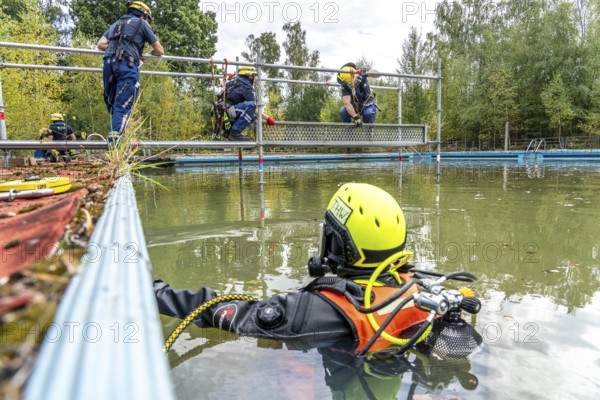 Emergency services practise the construction of footbridges, which are used e.g. in the event of