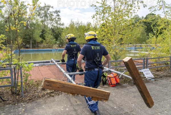 Emergency services practise the construction of footbridges, which are used e.g. in the event of