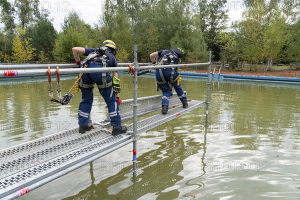 Emergency services practise the construction of footbridges, which are used e.g. in the event of