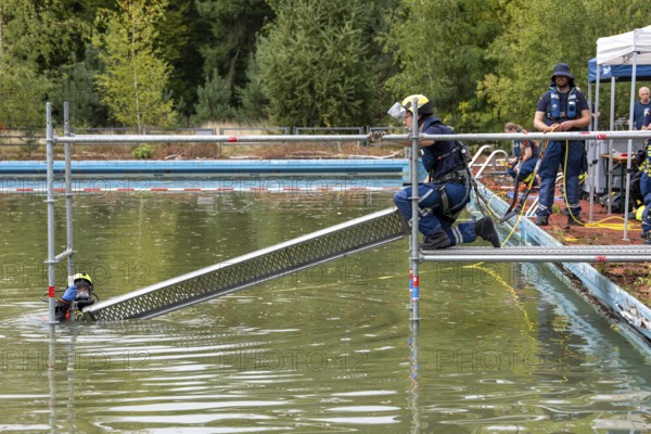 Emergency services practise the construction of footbridges, which are used e.g. in the event of