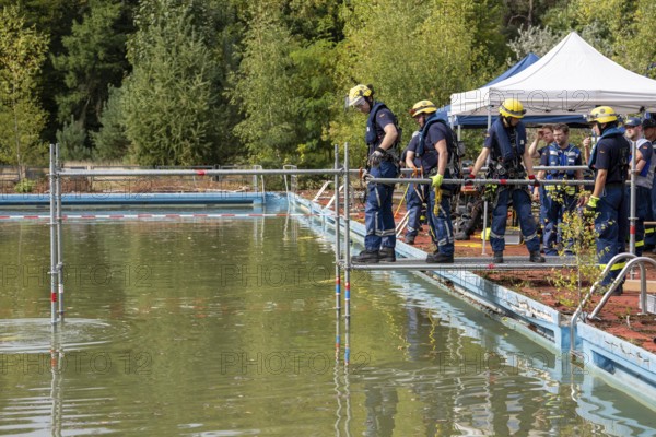 Emergency services practise the construction of footbridges, which are used e.g. in the event of