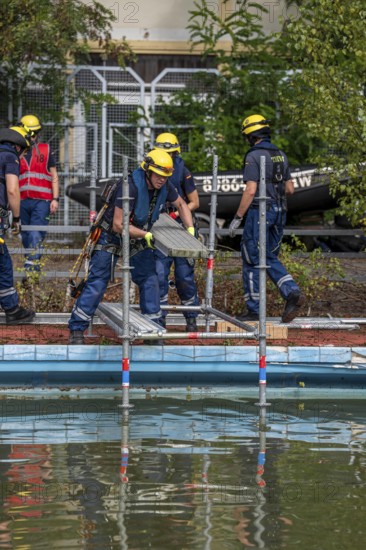 Emergency services practise the construction of footbridges, which are used e.g. in the event of