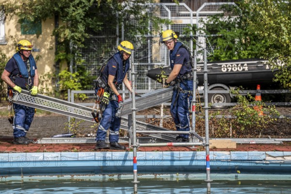 Emergency services practise the construction of footbridges, which are used e.g. in the event of