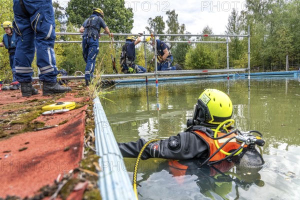 Emergency services practise the construction of footbridges, which are used e.g. in the event of