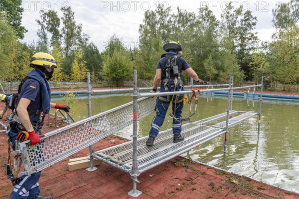 Emergency services practise the construction of footbridges, which are used e.g. in the event of