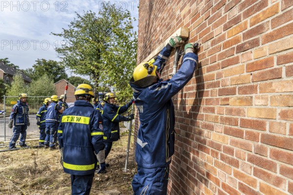 Securing a house wall, against which a car has driven and is in danger of collapsing, large-scale