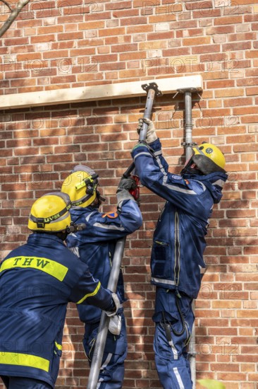 Securing a house wall, against which a car has driven and is in danger of collapsing, large-scale