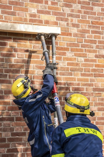 Securing a house wall, against which a car has driven and is in danger of collapsing, large-scale