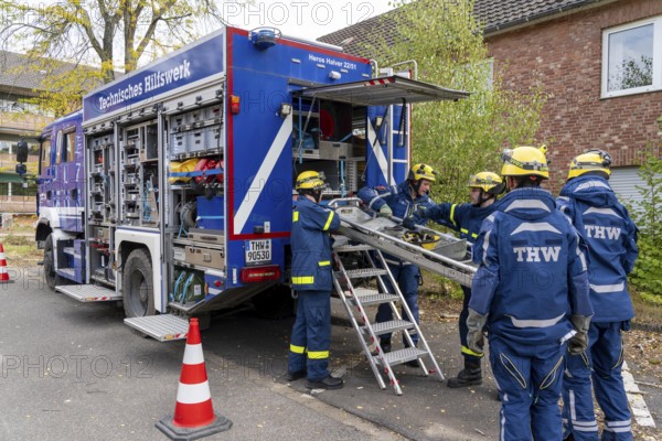 Securing a house wall, against which a car has driven and is in danger of collapsing, large-scale