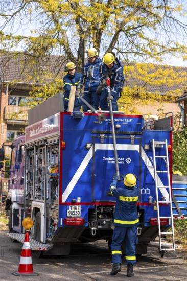 Securing a house wall, against which a car has driven and is in danger of collapsing, large-scale