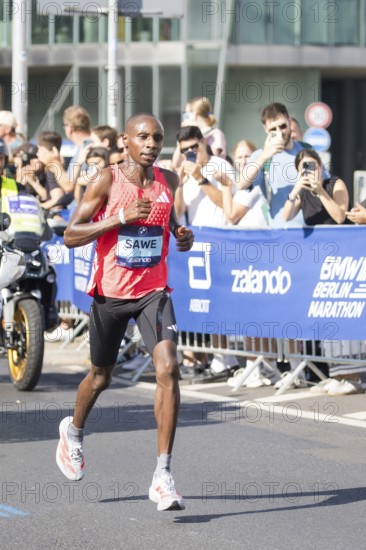 Sabastian Sawe (KEN), eventual winner, at KM38 in front of Potsdamer Platz at the 51st BMW Berlin