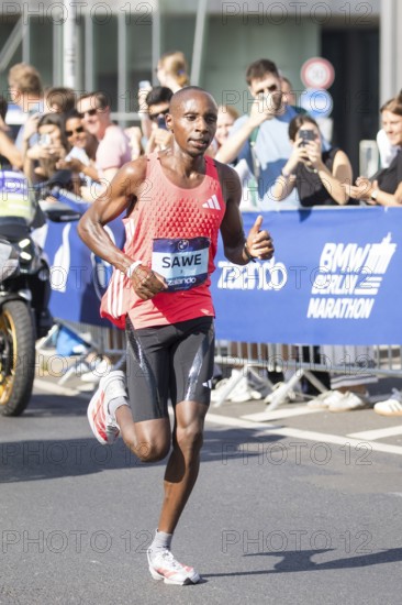 Sabastian Sawe (KEN), eventual winner, at KM38 in front of Potsdamer Platz at the 51st BMW Berlin