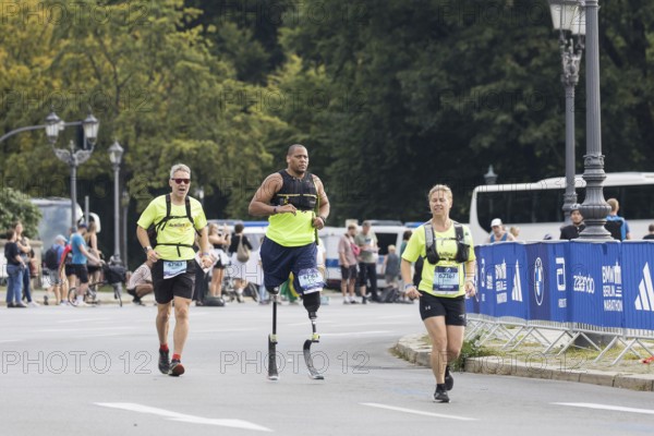 A runner with prosthetic legs on the Großer Stern at the 51st BMW Berlin Marathon 2025 on 21