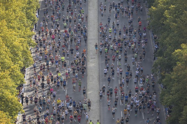 Runners on the Straße des 17. Juni seen from the Victory Column at the 51st BMW Berlin Marathon
