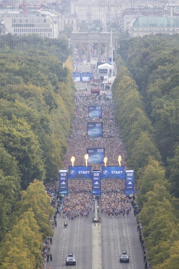 Start on Straße des 17. Juni seen from the Victory Column at the 51st BMW Berlin Marathon 2025 on