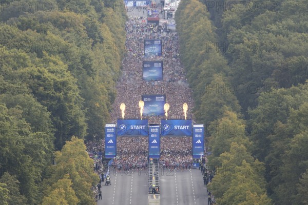 Start on Straße des 17. Juni seen from the Victory Column at the 51st BMW Berlin Marathon 2025 on
