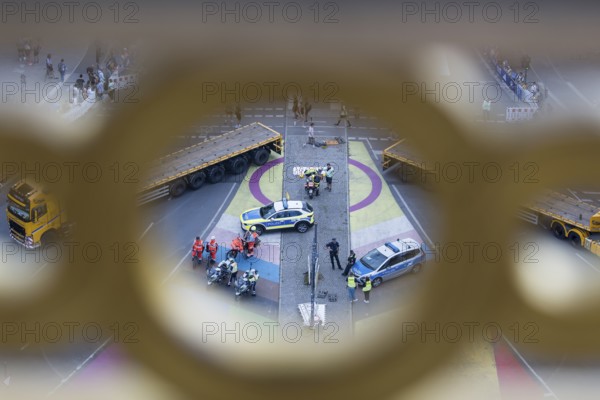 Police and emergency services on the big star seen through the parapet of the Victory Column at the