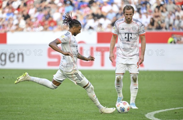 Michael Olise FC Bayern Munich FCB (17) taking a free kick, action Harry Kane FC Bayern Munich FCB