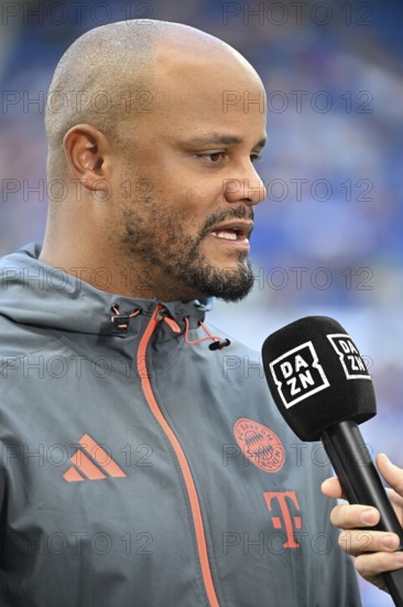 Coach Vincent Kompany FC Bayern Munich FCB portrait in interview Microphone Microphone Logo DAZN