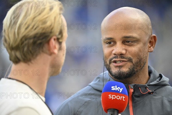 Coach Vincent Kompany FC Bayern Munich FCB portrait in interview Microphone Microphone Logo SKY